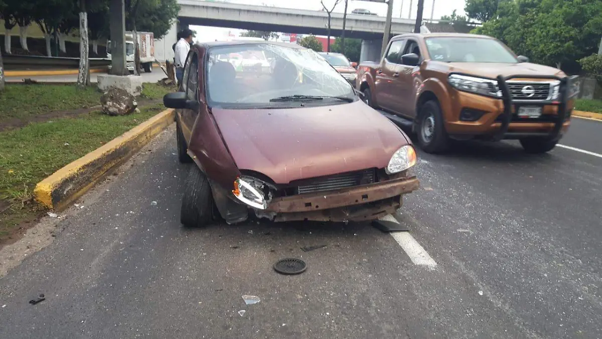 Chocó en el distribuidor vial Las Trancas, resultó lesionada